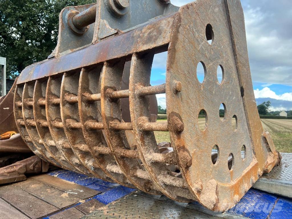 Selection of Digging Buckets to fit 20-24 ton Excavators Buckets