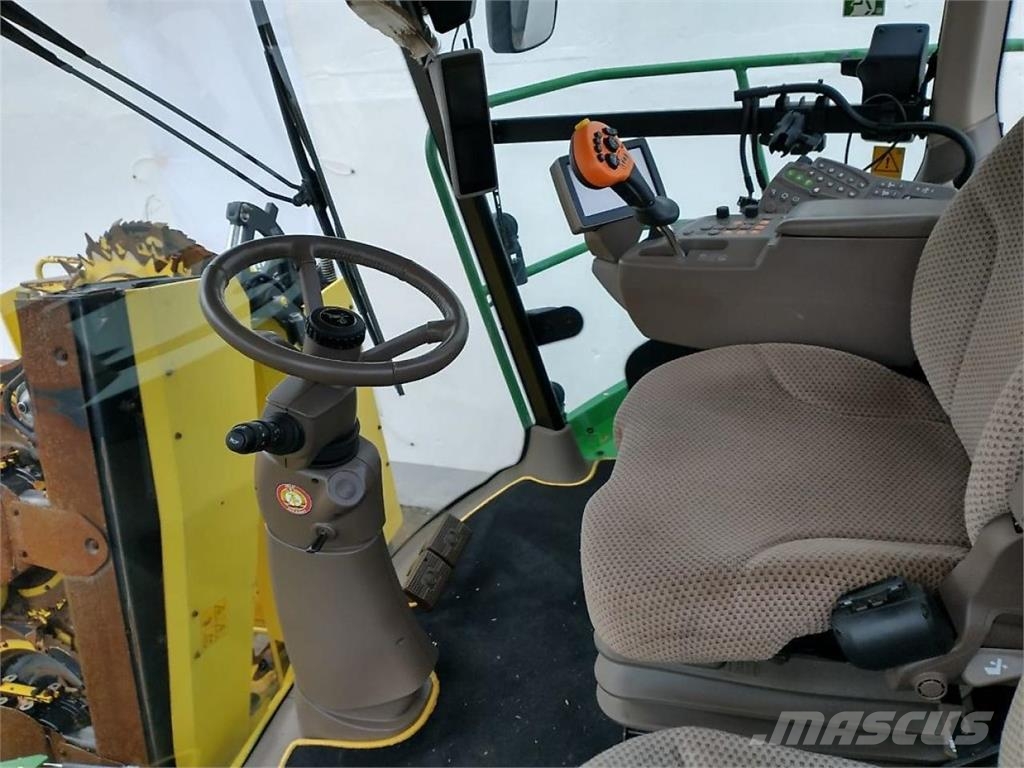 John Deere 8600 自走式青贮饲料收割机