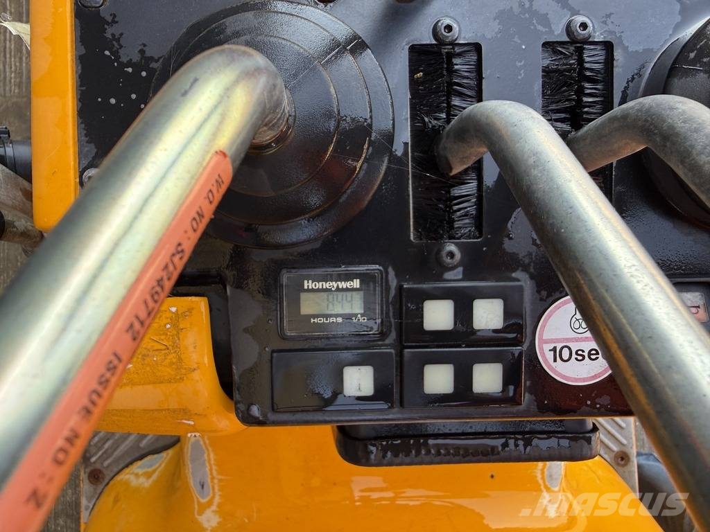 JCB 8008 CTS Micro Excavator with 3 Buckets 小型挖掘机