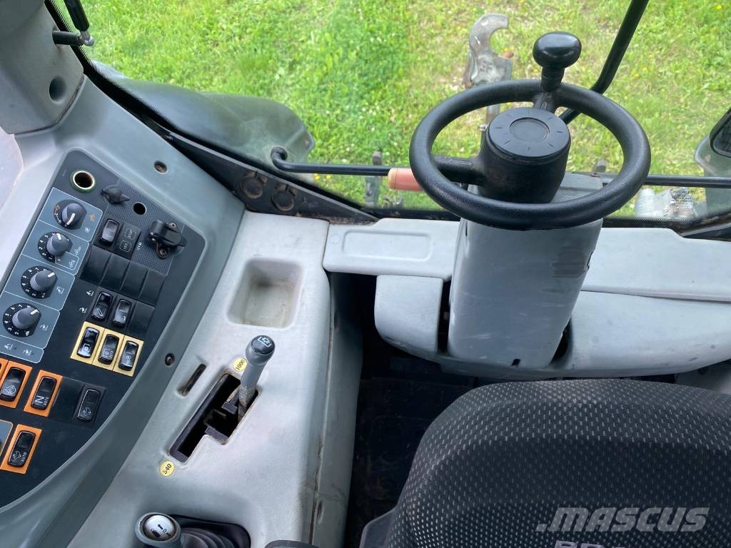 Valtra T 171 الجرارات