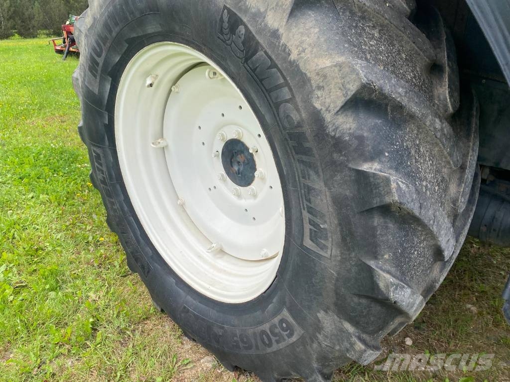 Valtra T 171 الجرارات