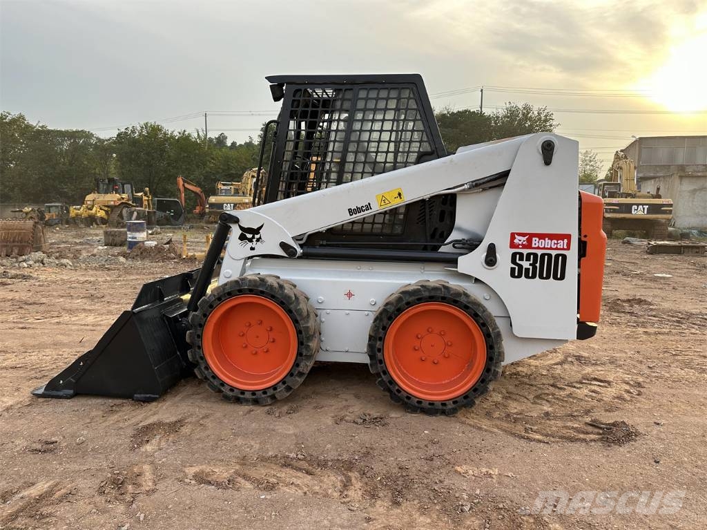 Bobcat S 300 لوادر انزلاقية التوجيه