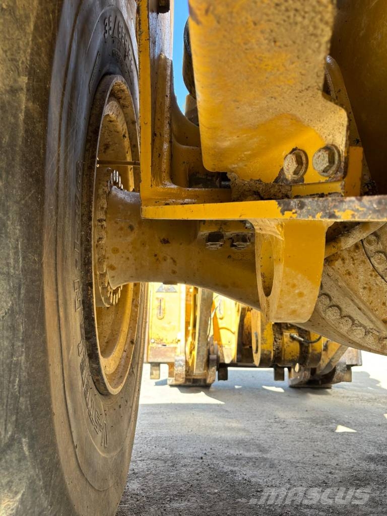 CAT 988 K (CE + EPA / High Lift) لوادر بعجل