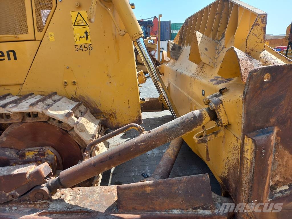 Komatsu D155A-6R (4pcs available for sale in Abu Dhabi) Гусеничные бульдозеры