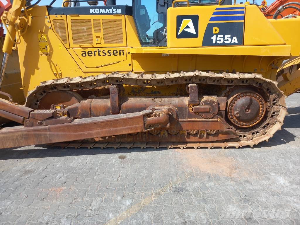 Komatsu D155A-6R (4pcs available for sale in Abu Dhabi) Гусеничные бульдозеры