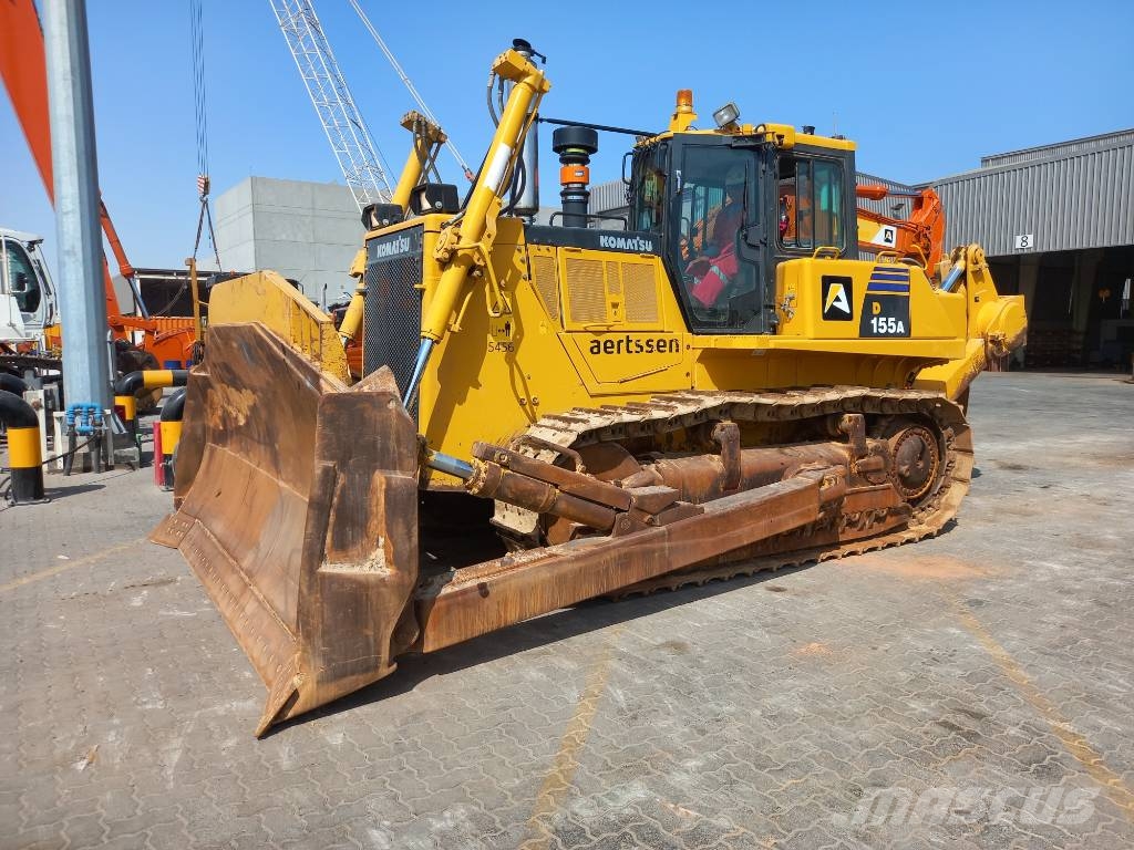 Komatsu D155A-6R (4pcs available for sale in Abu Dhabi) Гусеничные бульдозеры