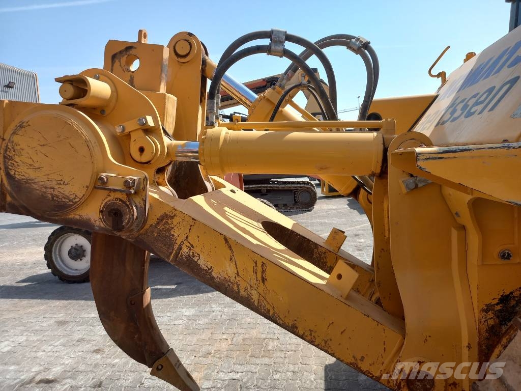 Komatsu D155A-6R (4pcs available for sale in Abu Dhabi) Гусеничные бульдозеры