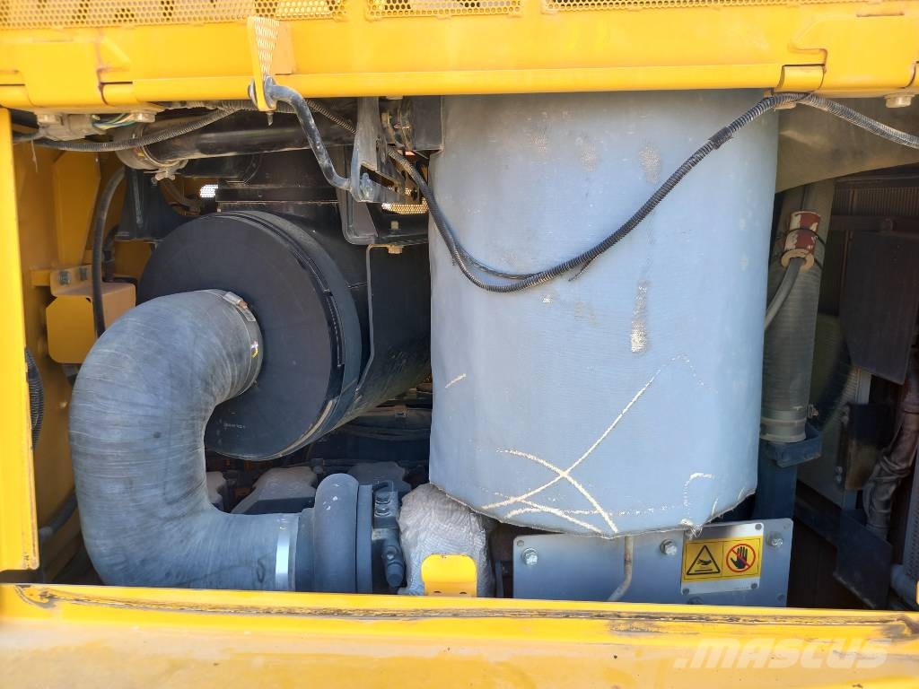 Komatsu D155A-6R (4pcs available for sale in Abu Dhabi) Гусеничные бульдозеры