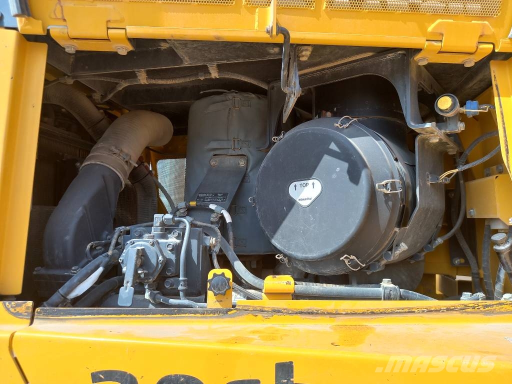 Komatsu D155A-6R (4pcs available for sale in Abu Dhabi) Гусеничные бульдозеры