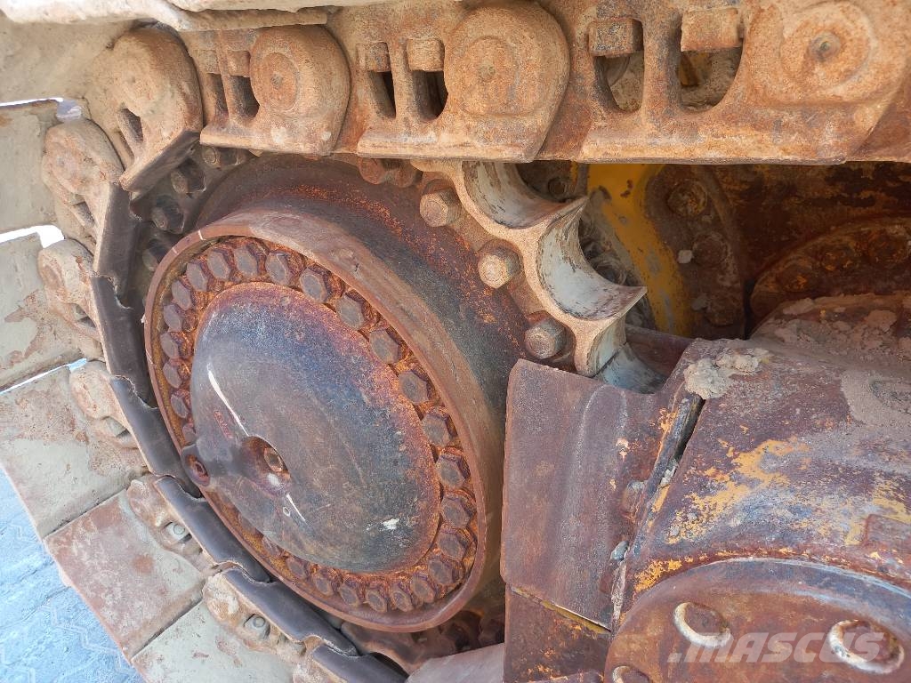 Komatsu D155A-6R (4pcs available for sale in Abu Dhabi) Гусеничные бульдозеры