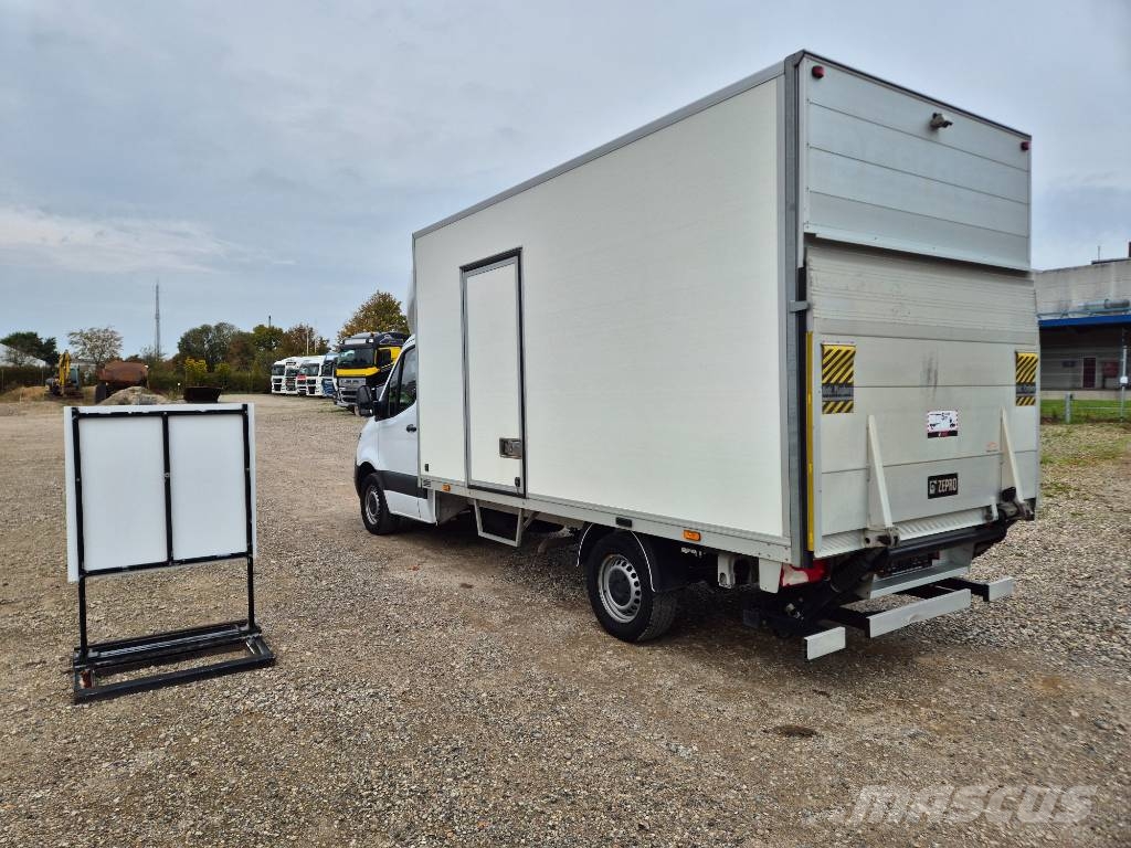 Mercedes-Benz Sprinter 317 med kasse og lift Furgonetas /Furgón