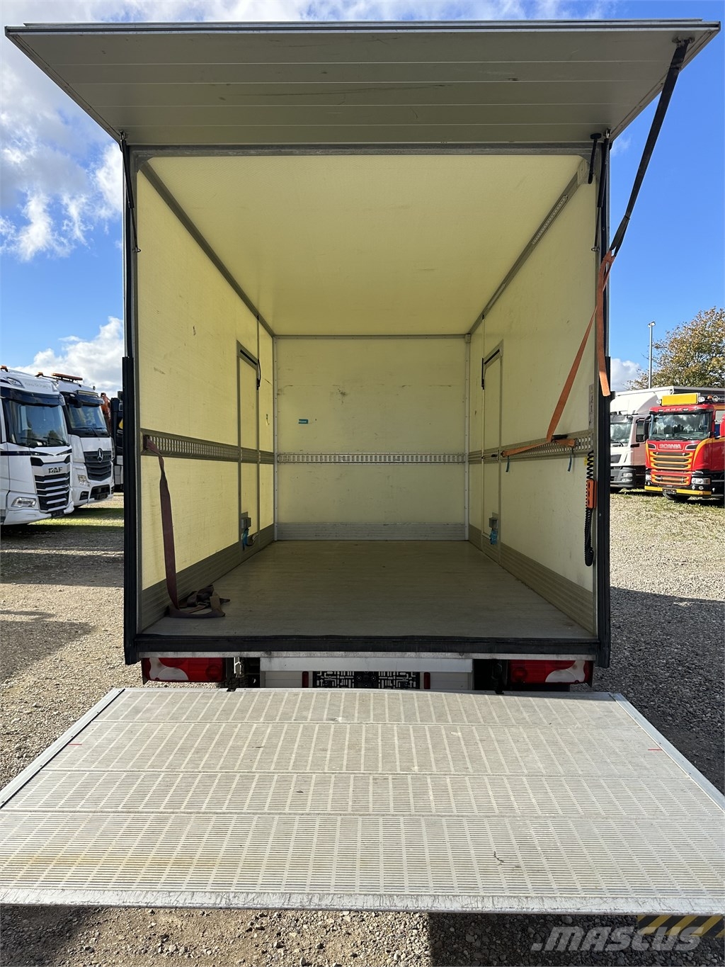 Mercedes-Benz Sprinter 317 med kasse og lift Pakettiautot