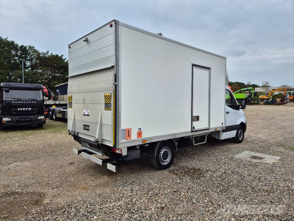 Mercedes-Benz Sprinter 317 med kasse og lift Furgonetas /Furgón