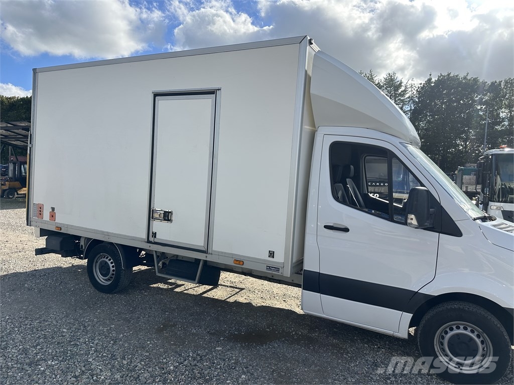 Mercedes-Benz Sprinter 317 med kasse og lift Pakettiautot