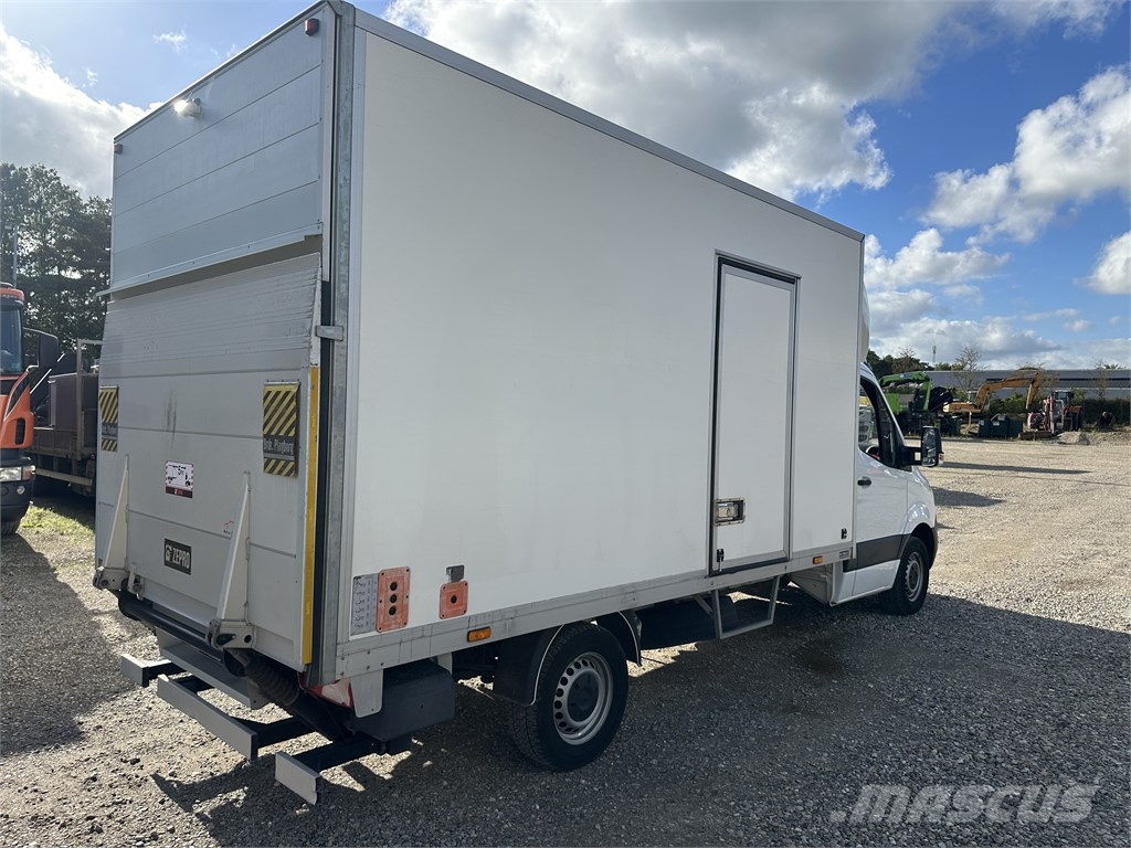 Mercedes-Benz Sprinter 317 med kasse og lift Pakettiautot