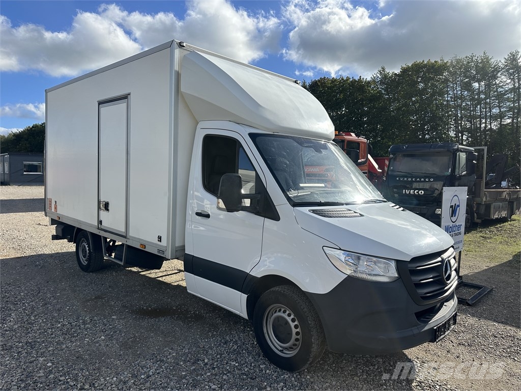 Mercedes-Benz Sprinter 317 med kasse og lift Pakettiautot