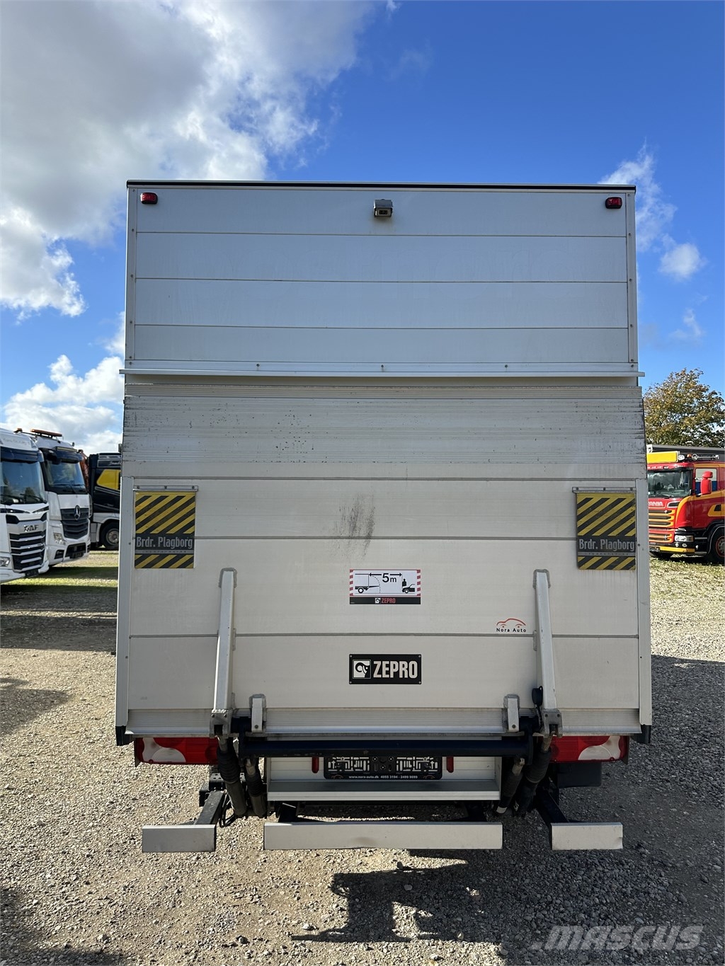 Mercedes-Benz Sprinter 317 med kasse og lift Pakettiautot