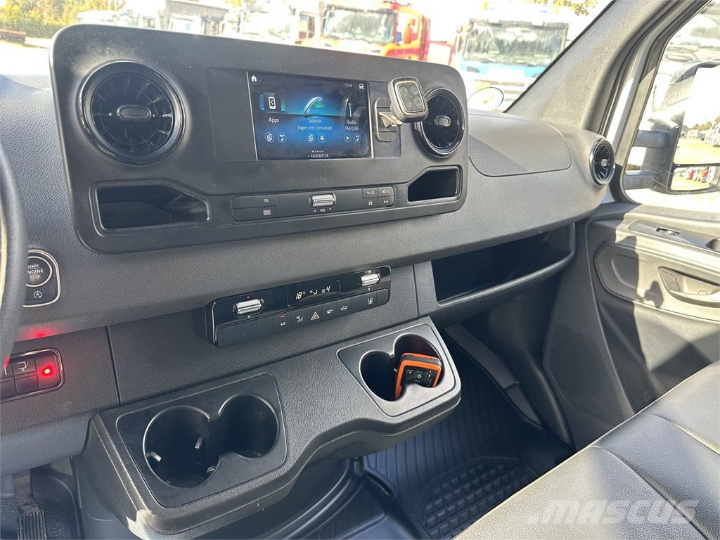 Mercedes-Benz Sprinter 317 med kasse og lift Pakettiautot