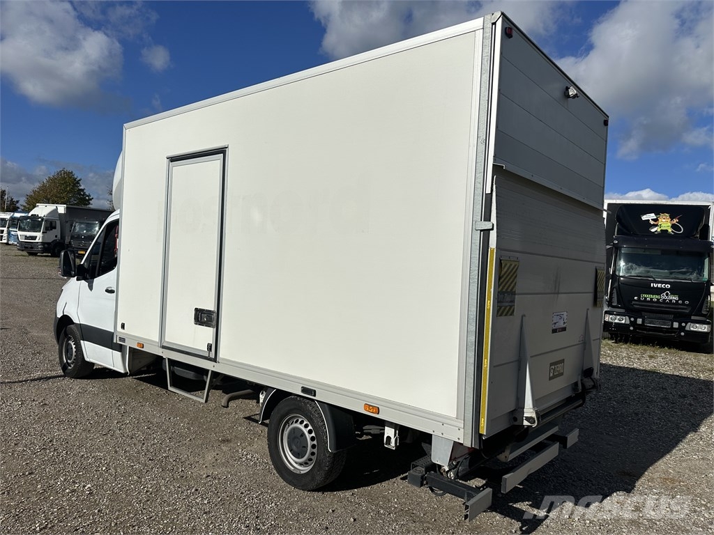 Mercedes-Benz Sprinter 317 med kasse og lift Pakettiautot