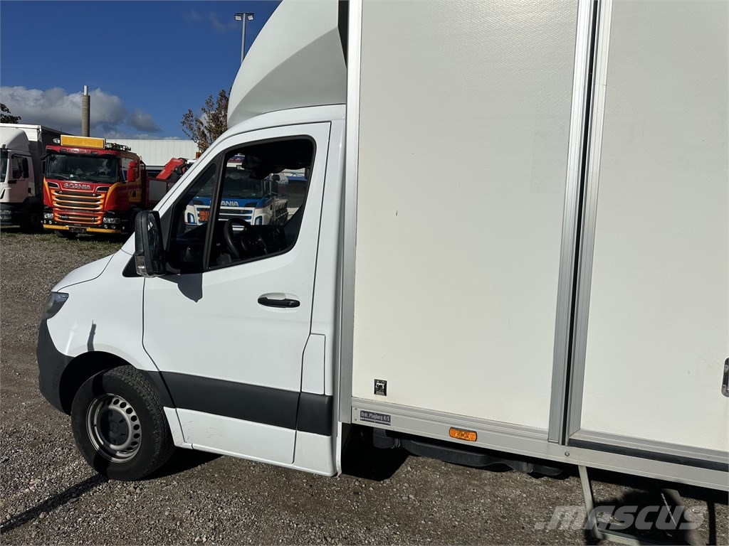 Mercedes-Benz Sprinter 317 med kasse og lift Pakettiautot