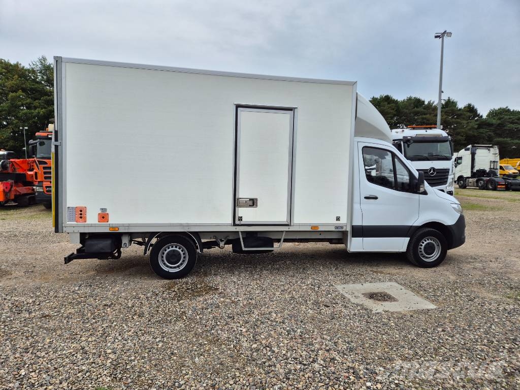 Mercedes-Benz Sprinter 317 med kasse og lift Furgonetas /Furgón