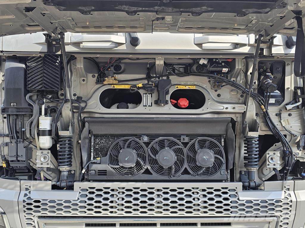Volvo FH 16.650 6x2 / VEB / CHASSIS شاحنات بمقصورة وهيكل