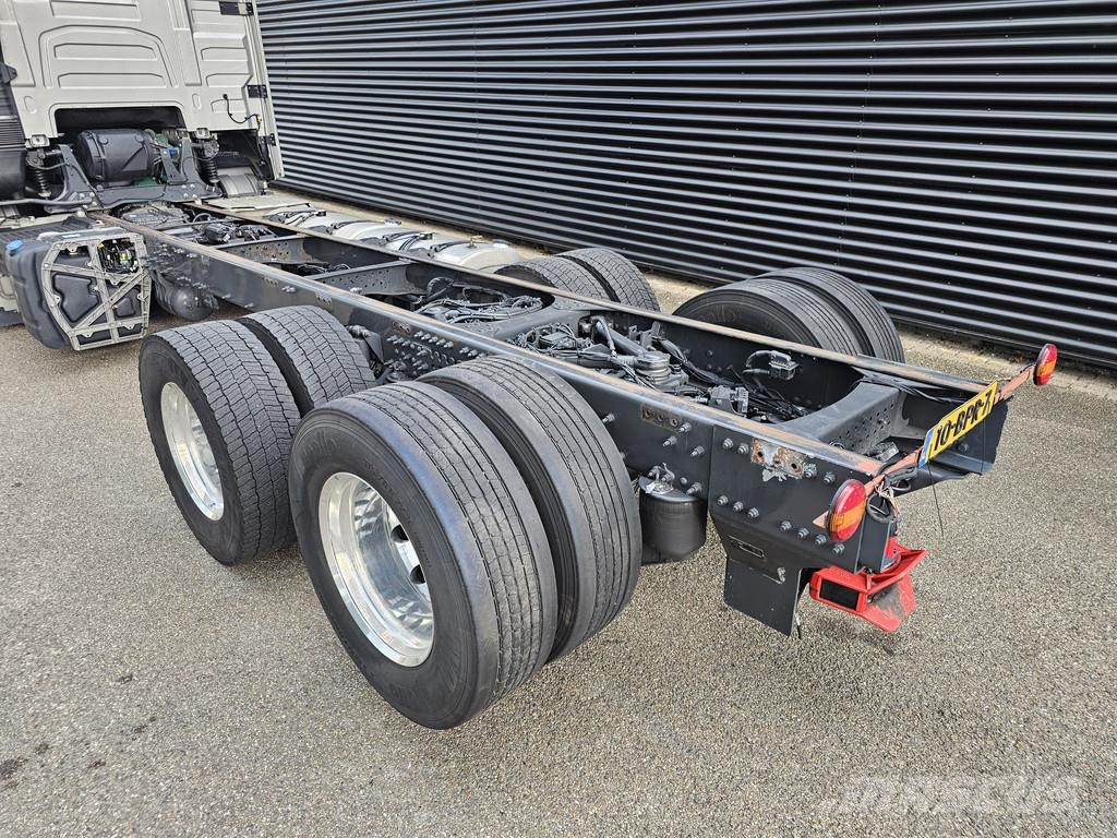 Volvo FH 16.650 6x2 / VEB / CHASSIS شاحنات بمقصورة وهيكل