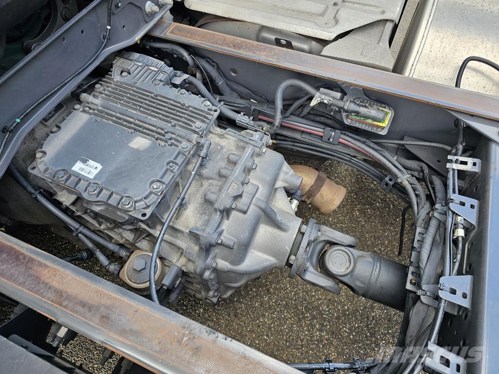 Volvo FH 16.650 6x2 / VEB / CHASSIS شاحنات بمقصورة وهيكل
