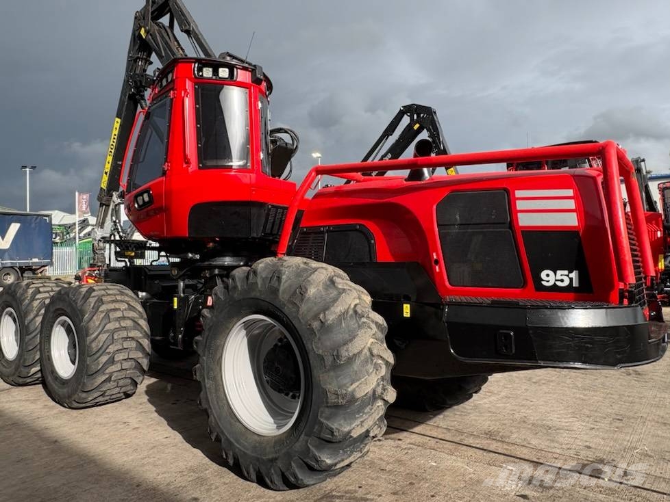 Komatsu 951 Harvesteriai (miško kirtimo mašinos)