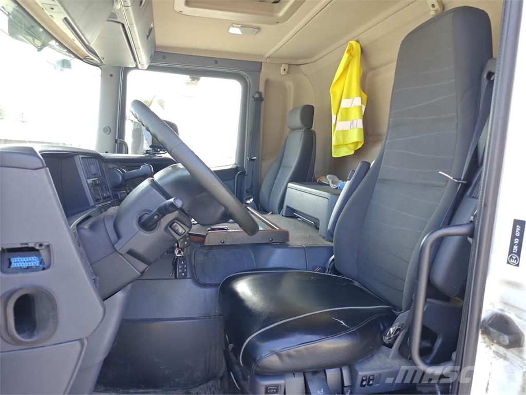Scania P320 Camiones caja cerrada