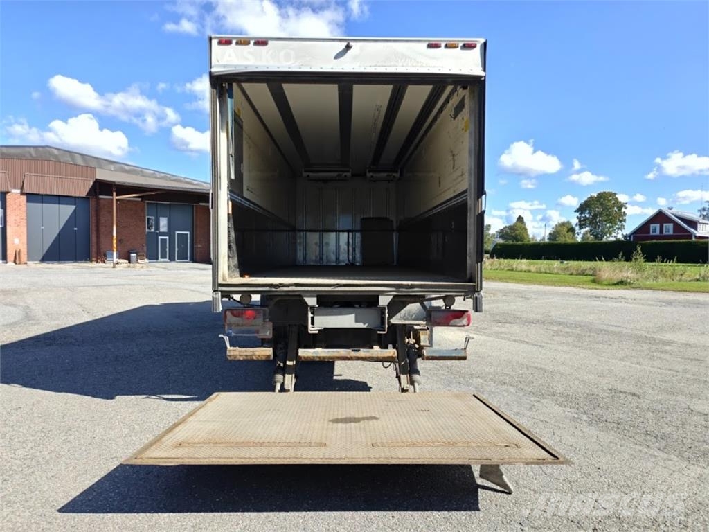 Scania P320 Camiones caja cerrada