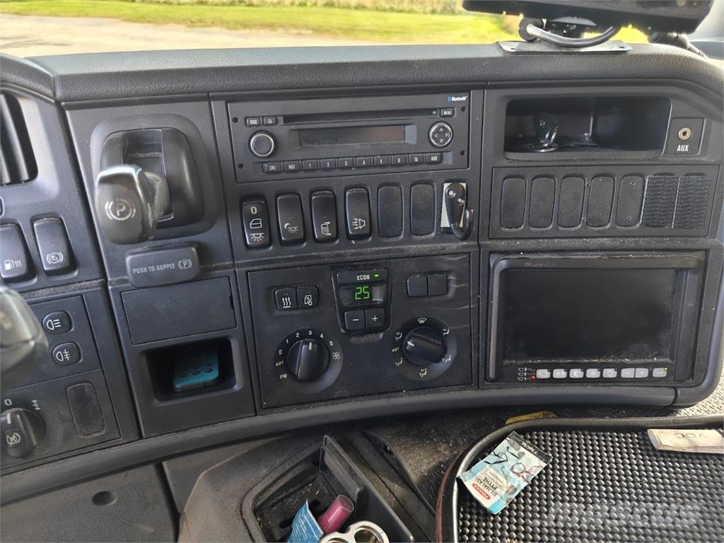 Scania P320 Camiones caja cerrada