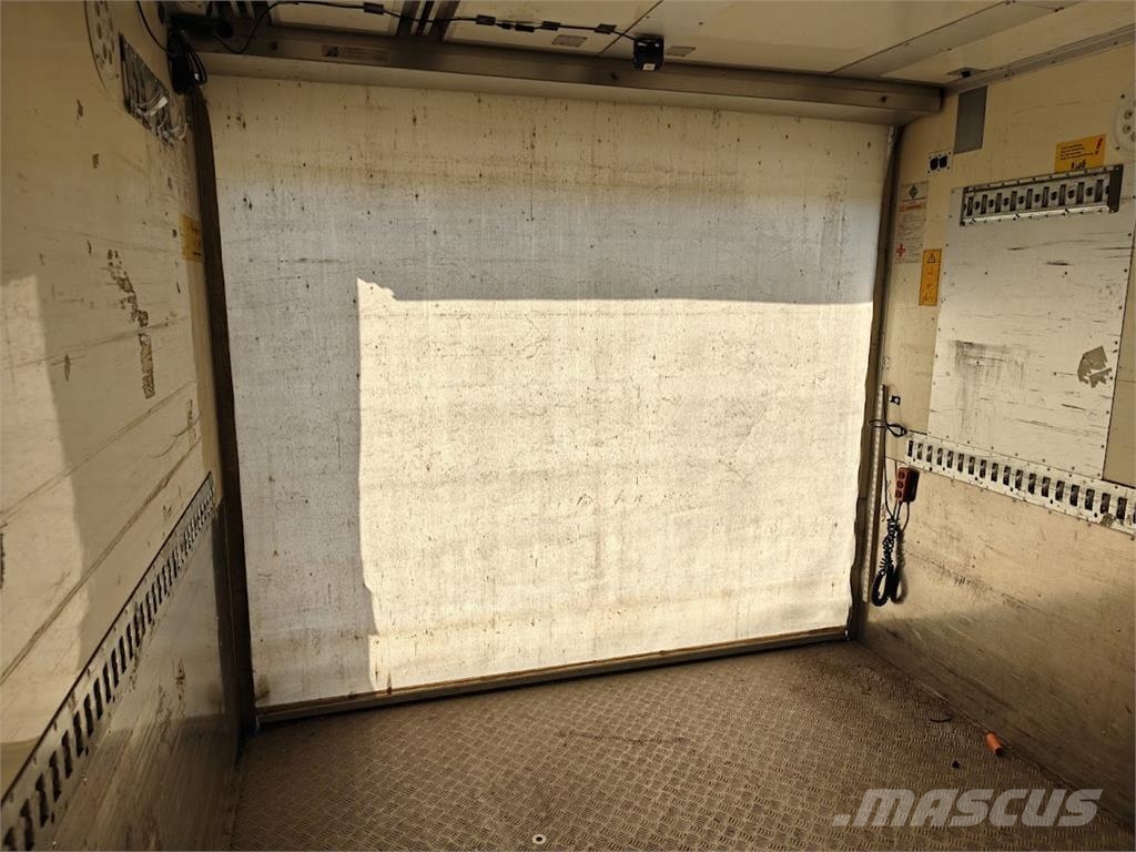 Scania P320 Camiones caja cerrada