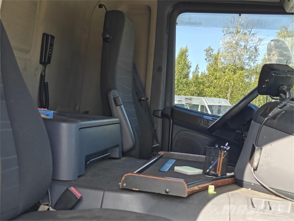 Scania P320 Camiones caja cerrada
