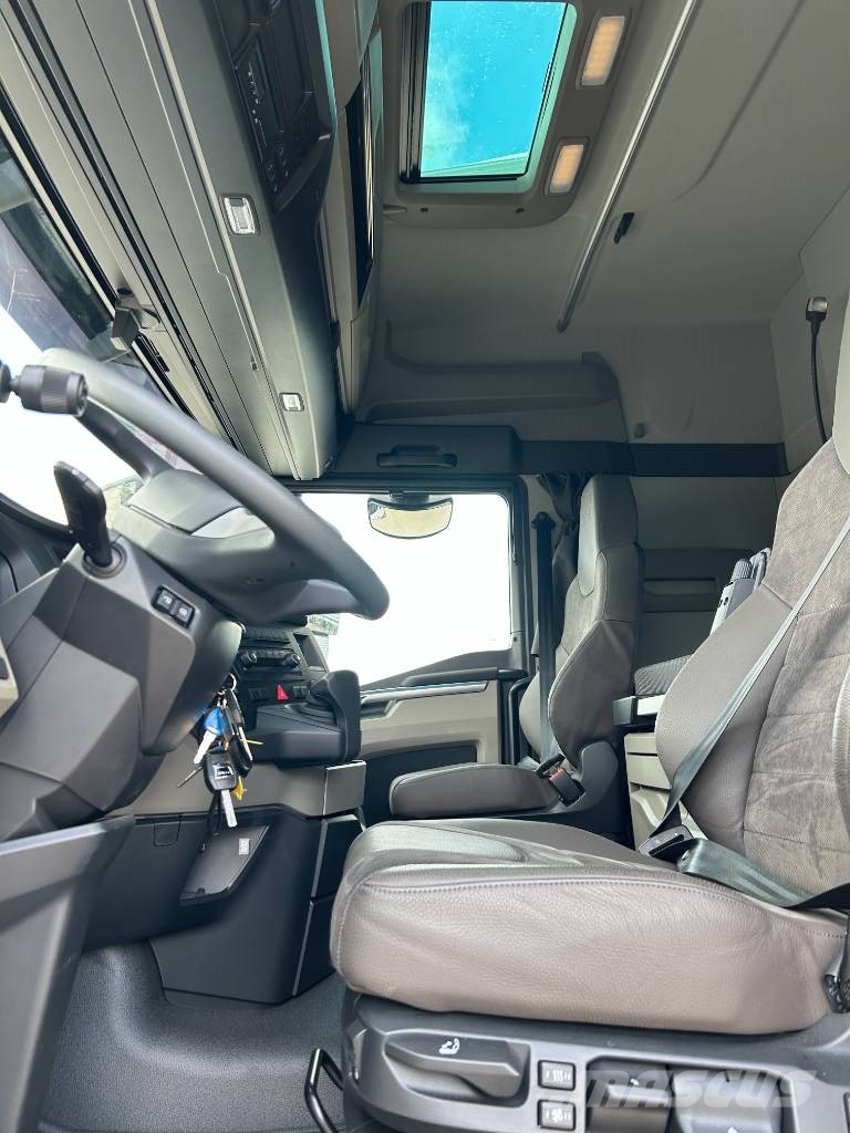 MAN TGX 35.520 8x4-4 BL Camiones polibrazo