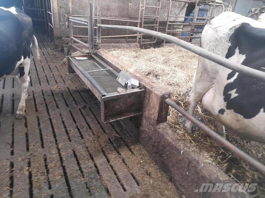  Complete barn including complete inventory for 120 ماكينات وملحقات مواش أخرى