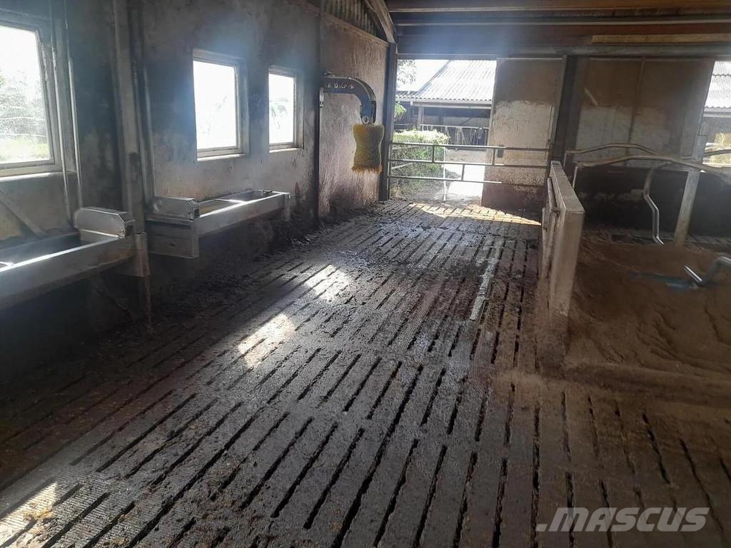  Complete barn including complete inventory for 120 ماكينات وملحقات مواش أخرى