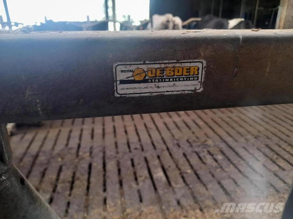 Complete barn including complete inventory for 120 ماكينات وملحقات مواش أخرى
