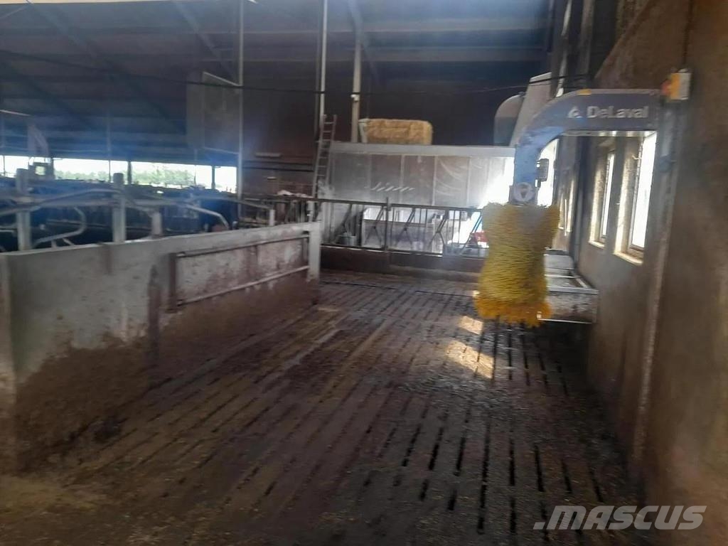  Complete barn including complete inventory for 120 ماكينات وملحقات مواش أخرى