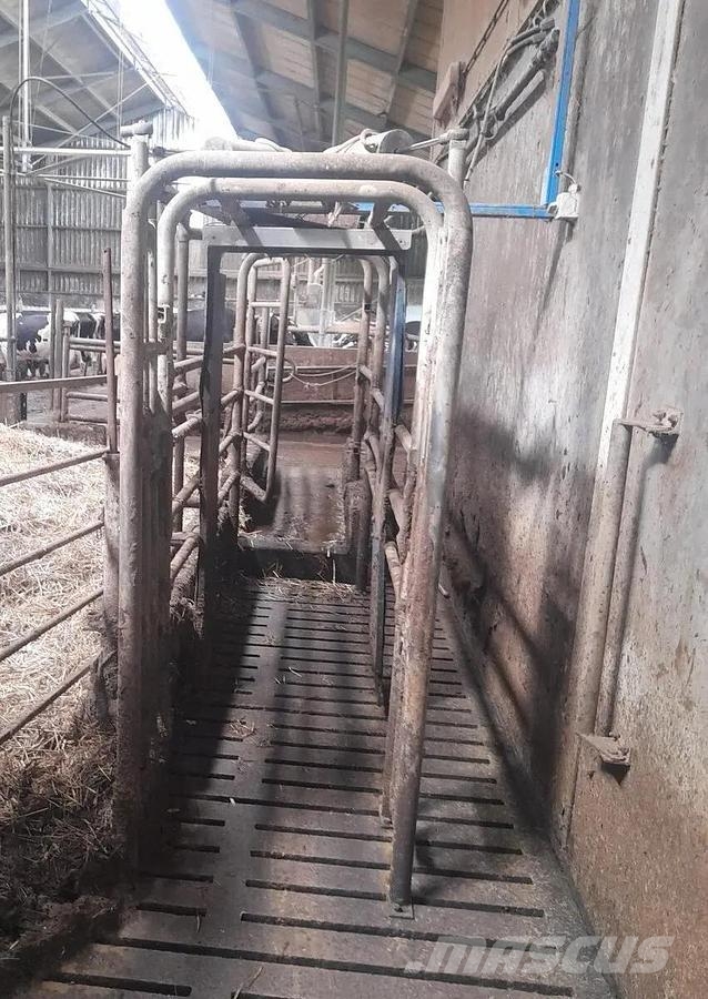  Complete barn including complete inventory for 120 ماكينات وملحقات مواش أخرى