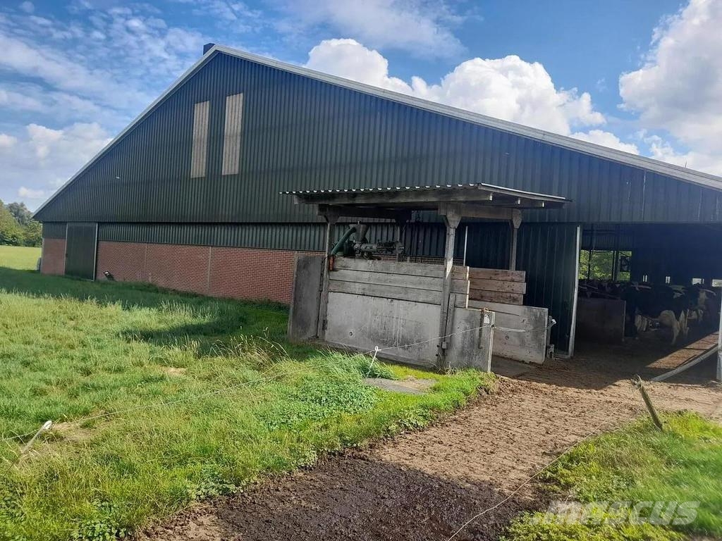  Complete barn including complete inventory for 120 ماكينات وملحقات مواش أخرى