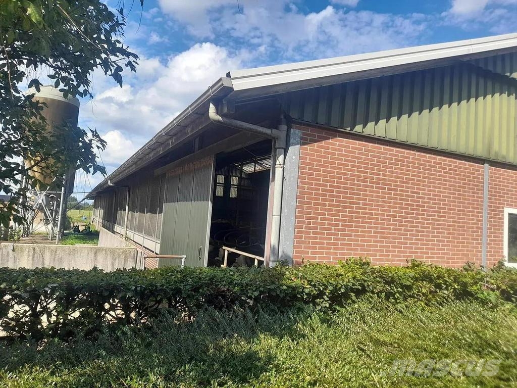  Complete barn including complete inventory for 120 ماكينات وملحقات مواش أخرى