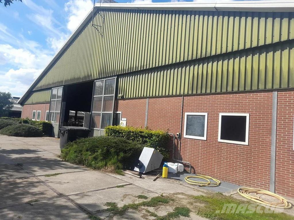  Complete barn including complete inventory for 120 ماكينات وملحقات مواش أخرى