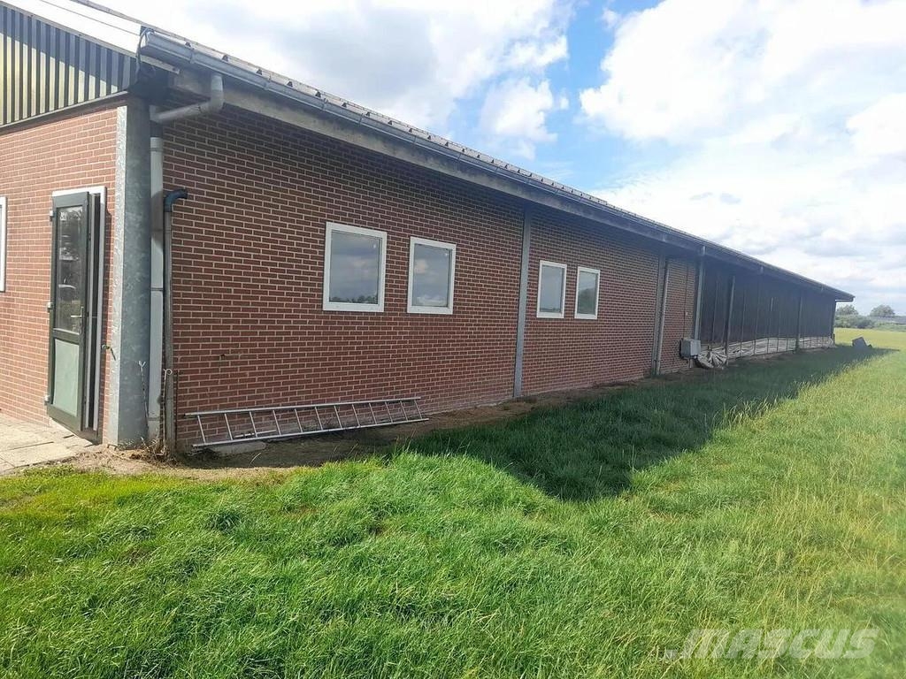  Complete barn including complete inventory for 120 ماكينات وملحقات مواش أخرى