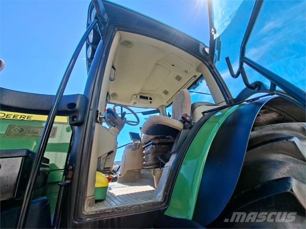 John Deere 6215R Traktori