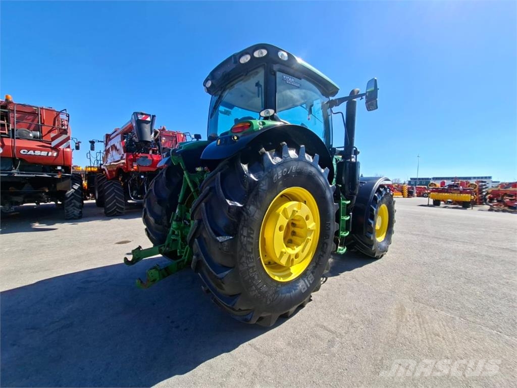 John Deere 6215R Traktori