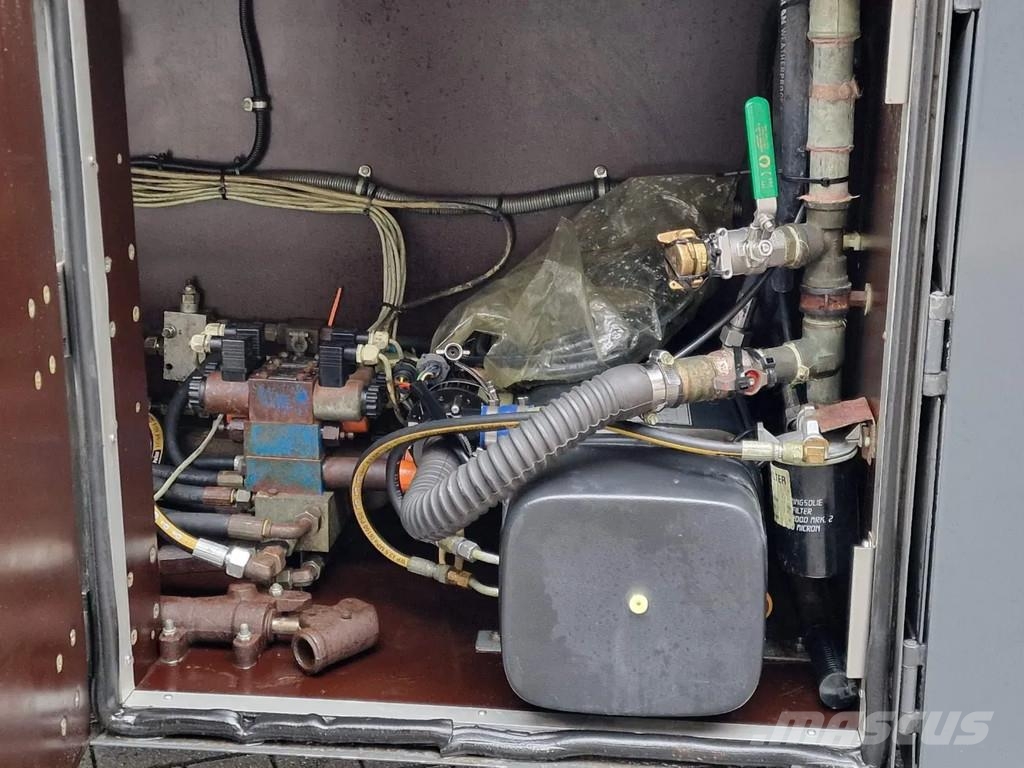 DAF XF 440 SuperSpaceCab 6x2*4 - 2 deck Closed Livesto Автотранспорт для перевезення тварин