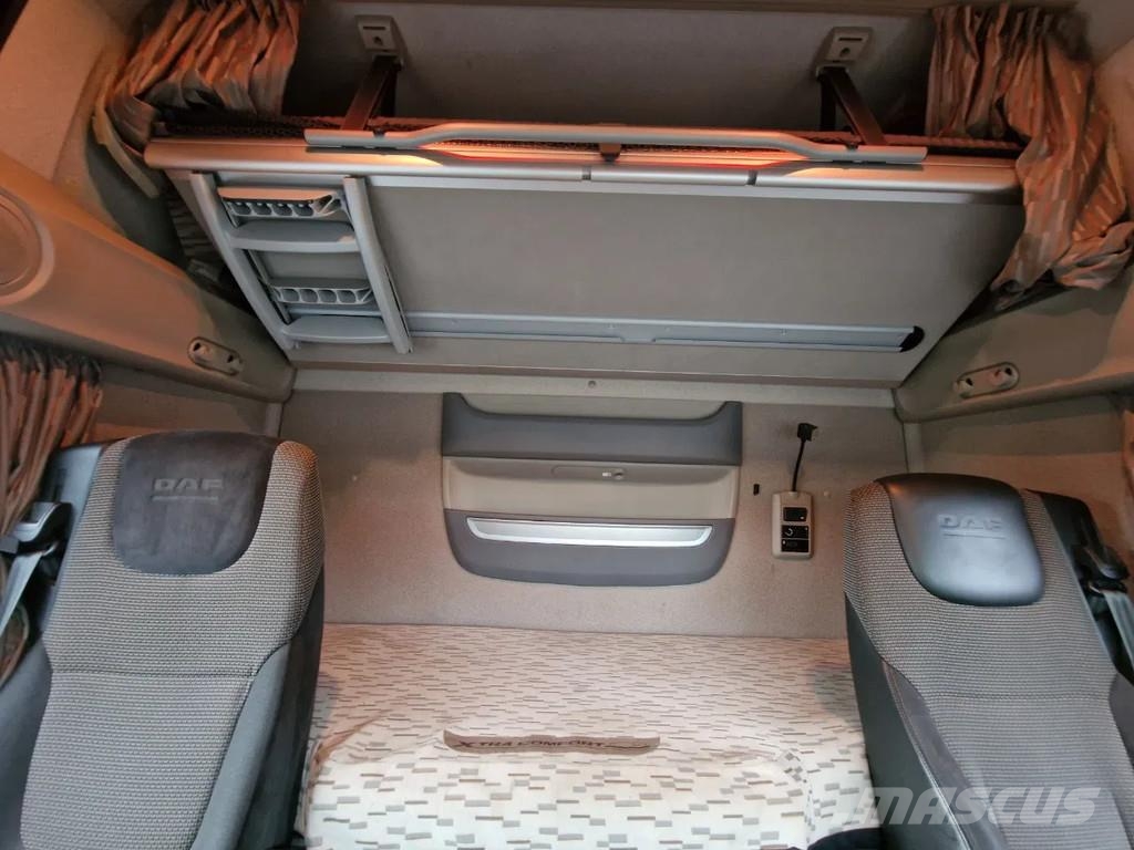 DAF XF 440 SuperSpaceCab 6x2*4 - 2 deck Closed Livesto Автотранспорт для перевезення тварин