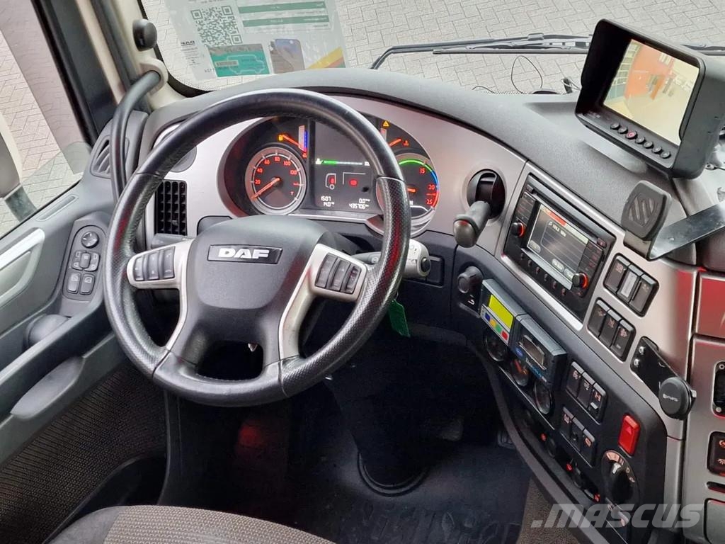 DAF XF 440 SuperSpaceCab 6x2*4 - 2 deck Closed Livesto Автотранспорт для перевезення тварин