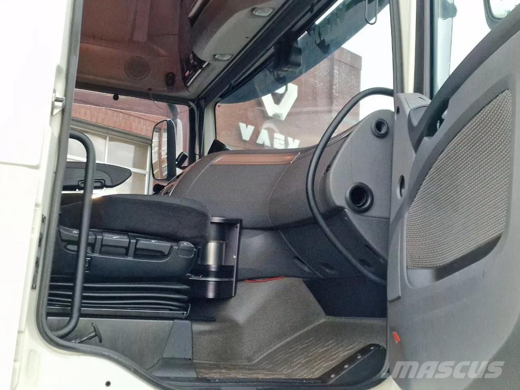 DAF XF 440 SuperSpaceCab 6x2*4 - 2 deck Closed Livesto Автотранспорт для перевезення тварин